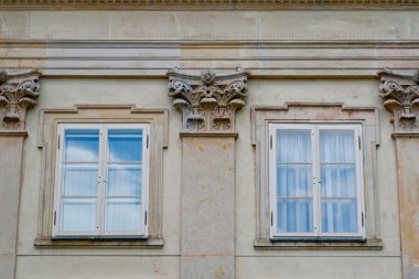 windows ile eski taş duvar