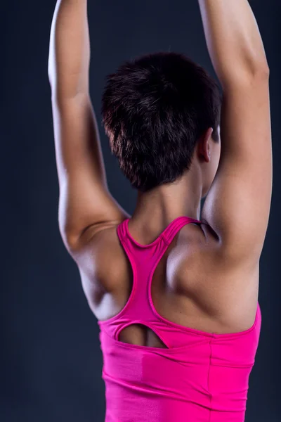 Sportliche Frau in rosa Top mit wunderschöner Körpernahaufnahme Stockbild