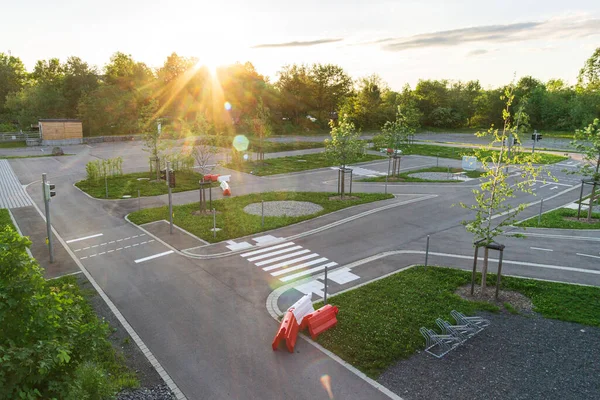 ドイツ アルガウ州ケンプテンの日没の日差しのある交通練習サイト — ストック写真