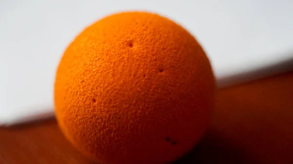 Narancssárga Golyó Fehér Háttér Egy Másolási Hely Elvont Fotó — Stock Fotó
