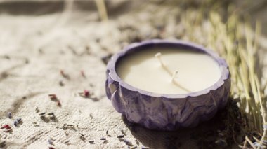 Mor bir şamdanda beyaz bir mum