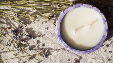 Mor bir şamdanda beyaz bir mum