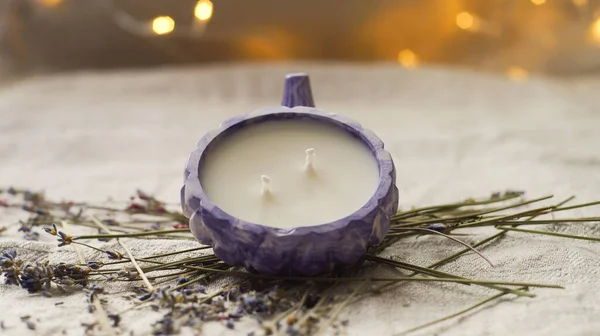 Uma Vela Branca Castiçal Roxo — Fotografia de Stock