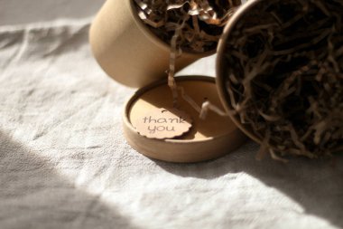 Doğal kartondan yapılmış hediye kutusu