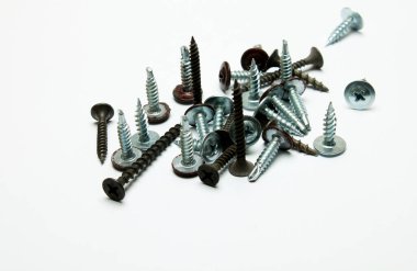 Demir beyaz arka planda tahtaya vida takar.