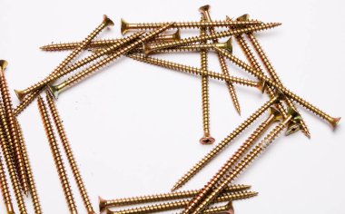 Demir beyaz arka planda tahtaya vida takar.