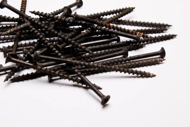 Demir beyaz arka planda tahtaya vida takar.