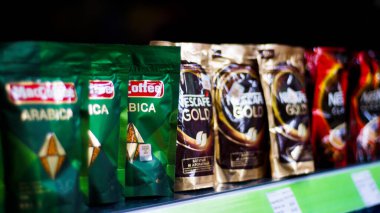 Osipovichi, Belarus - 7 Aralık 2021, raflarda çeşitli etiketlerle kahve ve çay