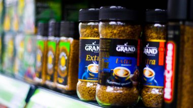 Osipovichi, Belarus - 7 Aralık 2021, raflarda çeşitli etiketlerle kahve ve çay