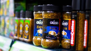 Osipovichi, Belarus - 7 Aralık 2021, raflarda çeşitli etiketlerle kahve ve çay