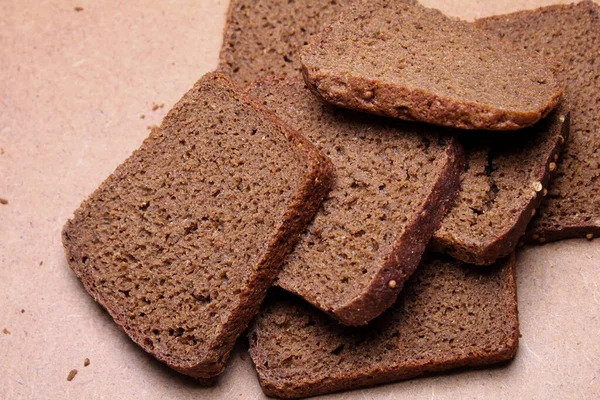 Schwarzbrot Scheiben Geschnitten Auf Einem Holzständer — Stockfoto