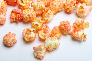 pembe çilek aromalı kremalı patlamış mısır.