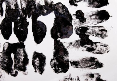 Beyaz arka planda siyah yumruklar, siyah hayatlar önemli, sembol