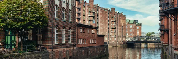 Grachtengordel en historische gebouwen in het oude warenhuis Speicherstadt in Hamburg, Duitsland — Stockfoto