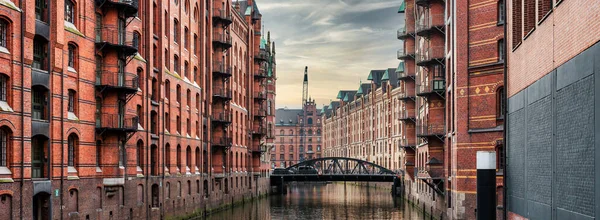 Grachtengordel en historische gebouwen in het oude warenhuis Speicherstadt in Hamburg — Stockfoto