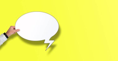 Boş konuşma baloncuğunu tutan