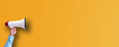 Turuncu arka planda megafonla el ele tutuşmak