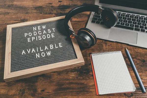 Letter board with text NEW PODCAST EPISODE on wooden table — Stock Photo, Image