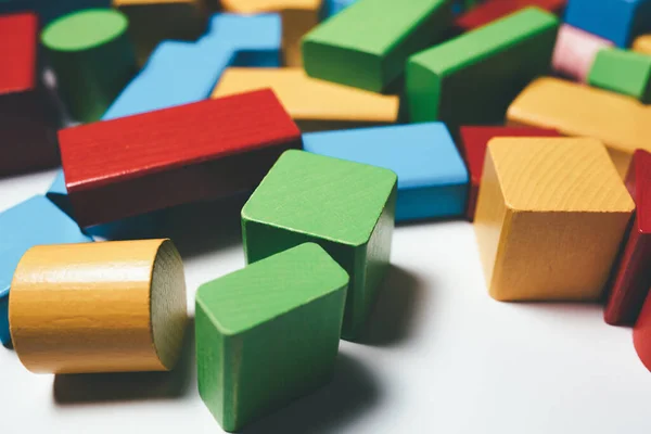 다채 로운 목재 장난감 블록의 확대 사진 — 스톡 사진