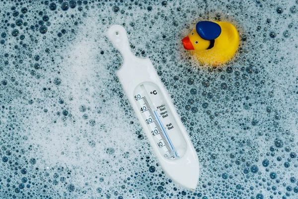 Termômetro em banho de bebê para verificação de temberatura — Fotografia de Stock