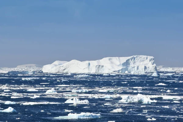 Великий айсберг на тлі блакитного неба — стокове фото
