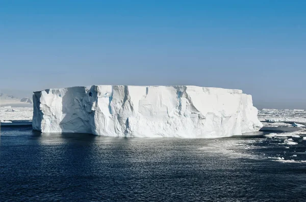 Великий айсберг на тлі блакитного неба — стокове фото