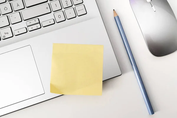 Blank yellow sticky note on laptop computer — Stock Photo, Image