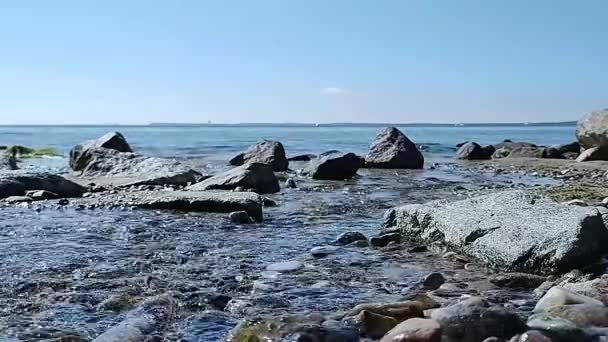 Vue Angle Bas Eau Ruisseau Une Rivière Jetant Dans Mer — Video