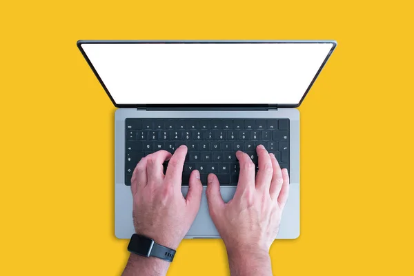 Вид Зверху Людини Використовує Сучасний Ноутбук Копіювальним Простором Екрані Помаранчевому — стокове фото
