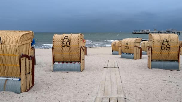 Traditionella Badstolar Med Tak Baltiska Havet Stranden Blåsig Dag — Stockvideo