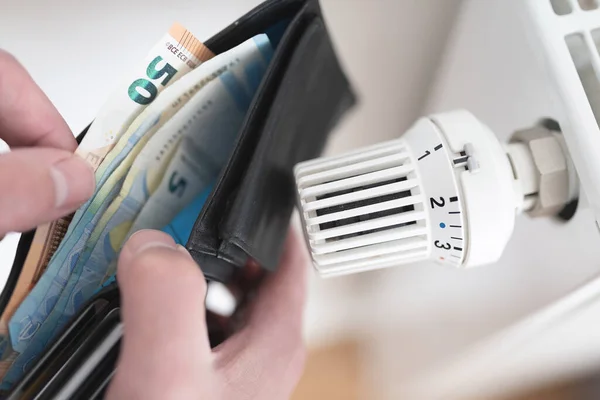 Nahaufnahme Einer Person Mit Geldbörse Und Bargeld Neben Ausgeschaltetem Thermostat — Stockfoto