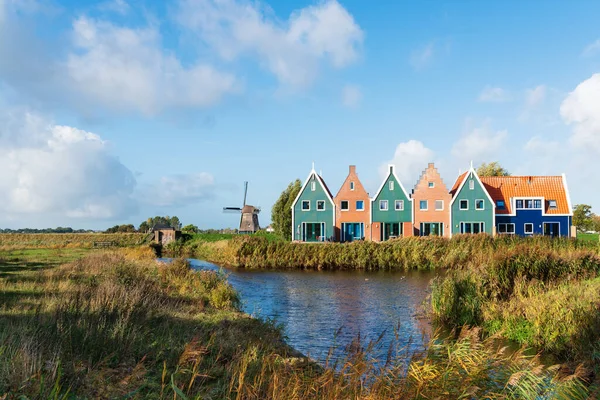 Kleurrijke Huisjes Naast Historische Molen Volendam Noord Holland — Stockfoto