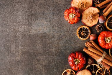 Sonbahar temalı fırın baharatları ve malzemeleri. Fotokopi alanı olan karanlık bir taşın yan sınırı. Üst görünüm.