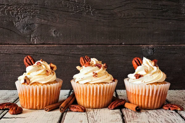 Cupcakes Canela Otoño Con Glaseado Cremoso Fila Contra Fondo Rústico — Foto de Stock