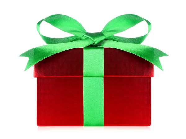 Czerwone Pudełko Zapakowane Błyszczącym Zielonym Łukiem Wstążką Izolowane Białym — Zdjęcie stockowe