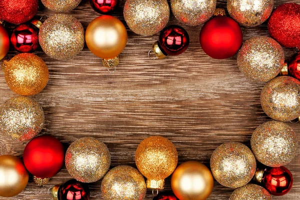 Świąteczna Ramka Czerwonymi Złotymi Bombkami Powyżej Widok Rustykalnym Tle Drewna — Zdjęcie stockowe
