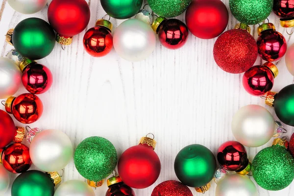 Χριστουγεννιάτικο Πλαίσιο Από Κόκκινα Λευκά Και Πράσινα Μπιχλιμπίδια Εναέρια Άποψη — Φωτογραφία Αρχείου