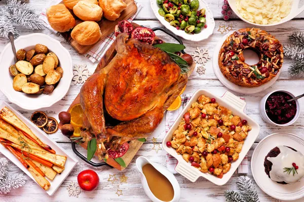 经典的圣诞火鸡晚餐 在白色的木制背景上俯瞰桌面场景 土耳其 土豆和面食 调味品 水果蛋糕和李子布丁 — 图库照片