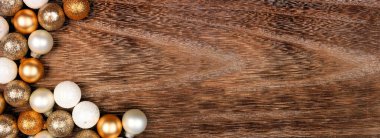 Noel ya da Yeni Yıl altın ve beyaz madalyaların köşesi. Koyu, ahşap bir arka planda, manzaranın üstünde. Boşluğu kopyala.