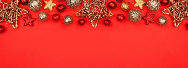 Vánoční Horní Okraj Červené Zlaté Ozdoby Pohled Shora Pozadí Červeného — Stock fotografie