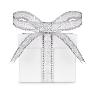 Beyaz bir hediye kutusu, parlak gümüş bir fiyonk ve beyaz bir arka planda izole edilmiş kurdele ile sarılmış.