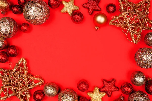 Kırmızı Altın Süslerden Oluşan Bir Noel Çerçevesi Kırmızı Kağıt Arkaplanda — Stok fotoğraf