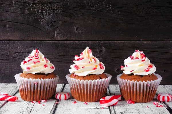 Weihnachten Pfefferminzkuchen Mit Cremigem Zuckerguss Rudern Vor Rustikalem Holz Hintergrund — Stockfoto