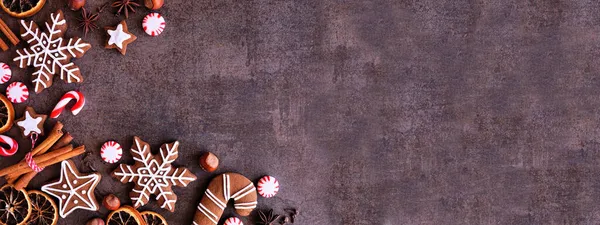 圣诞烘焙角与饼干 胡椒和香料交界 顶部的黑暗的石头背景与复制空间 假日烘焙概念 — 图库照片