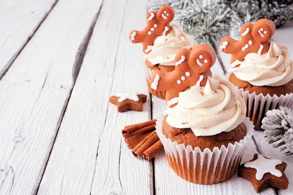Weihnachten Lebkuchen Cupcakes Mit Cremig Gewürzten Zuckerguss Nahaufnahme Auf Einem — Stockfoto
