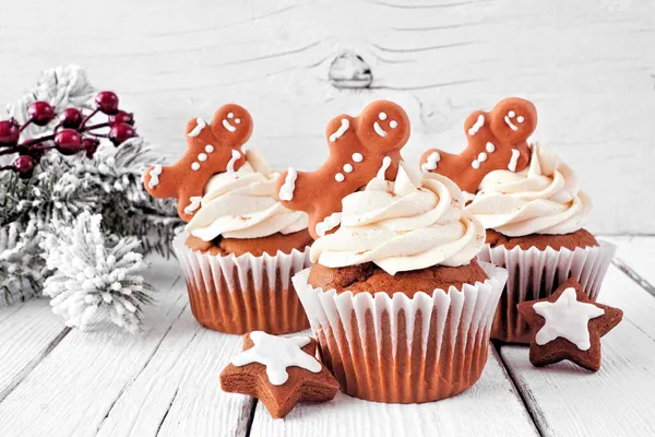 Weihnachten Lebkuchen Cupcakes Mit Cremig Gewürzten Zuckerguss Und Plätzchen Seitenansicht — Stockfoto