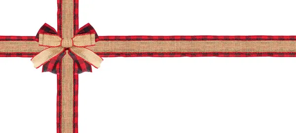 赤と黒の水牛のチェックリボンの下にクリスマスのバラップ弓 白地に孤立した箱型 — ストック写真