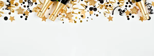 大晦日の金と黒のコンフェッティ ストリーマーとシャンパンの上の国境 白いバナーの背景に対するオーバーヘッドビュー — ストック写真
