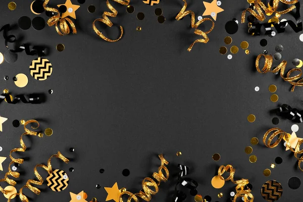 新年晚会的框架由闪亮的黑色和金色的黑色和金色的彩带和彩带组成 从上往下看黑色背景 — 图库照片
