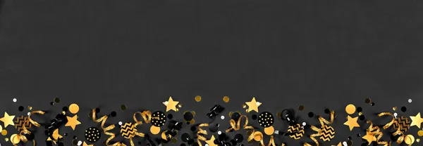 Новогодняя Вечеринка Внизу Границы Блестящими Черно Золотыми Лентами Конфетти Вид — стоковое фото